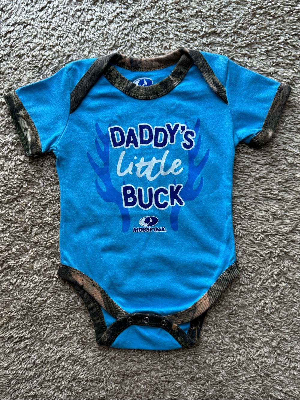Mossy Oak “Daddy’s Little Buck” Camo Trim Baby Bodysuit Blue 0-3 Months